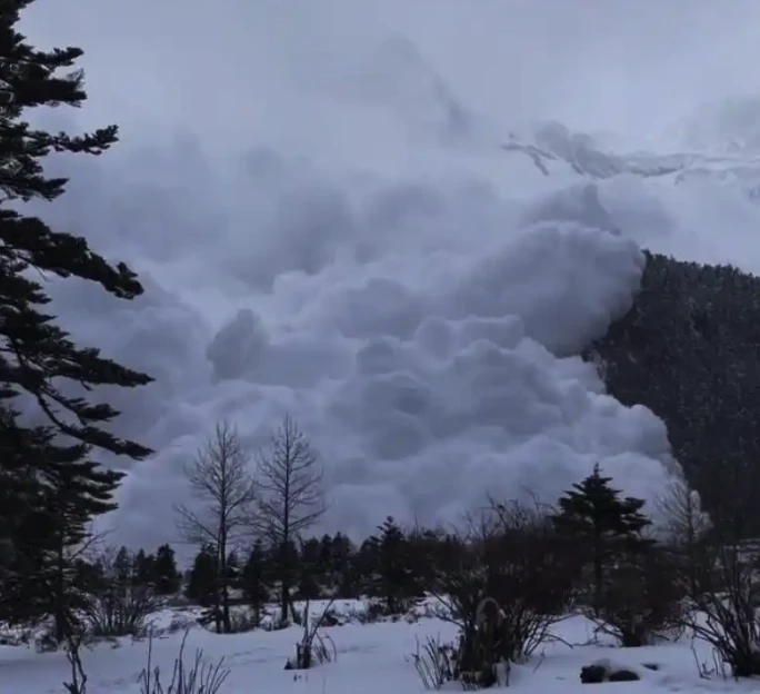 Tourists said they encountered an avalanche in Meili Snow Mountain, Yunnan, and the Yubeng Scenic Area responded.